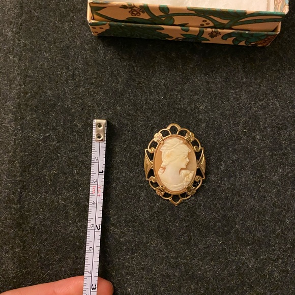 Authentic vintage shell cameo brooch with filigree frame - Picture 5 of 12